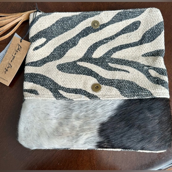 NWT Genuine Leather Zip clutch - Picture 2 of 5